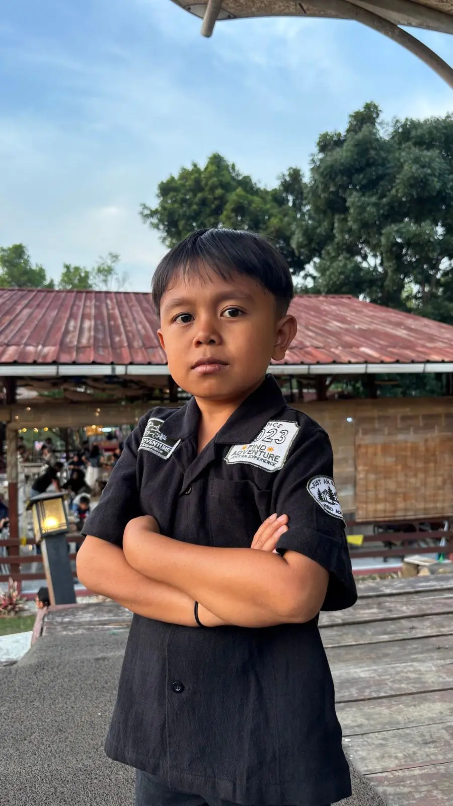 Dika berseragam Find Adventure dengan tangan bersedekap