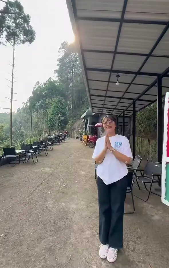 Staf Skyr Coffee menyambut dengan salam