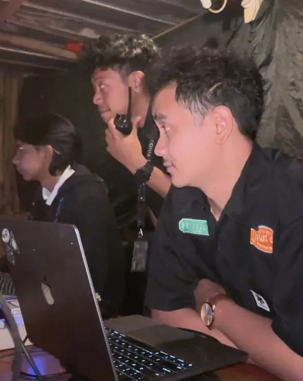 Tim FOH Symforest memantau jalannya show