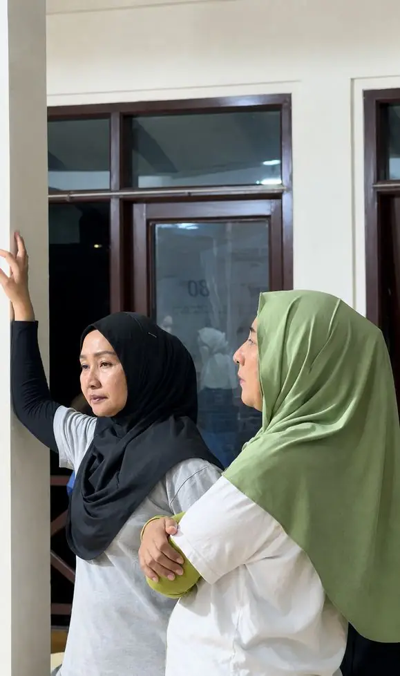 Tim pelatih Symforest mengamati latihan