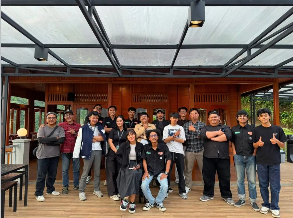 Team Office Petualang berfoto bersama